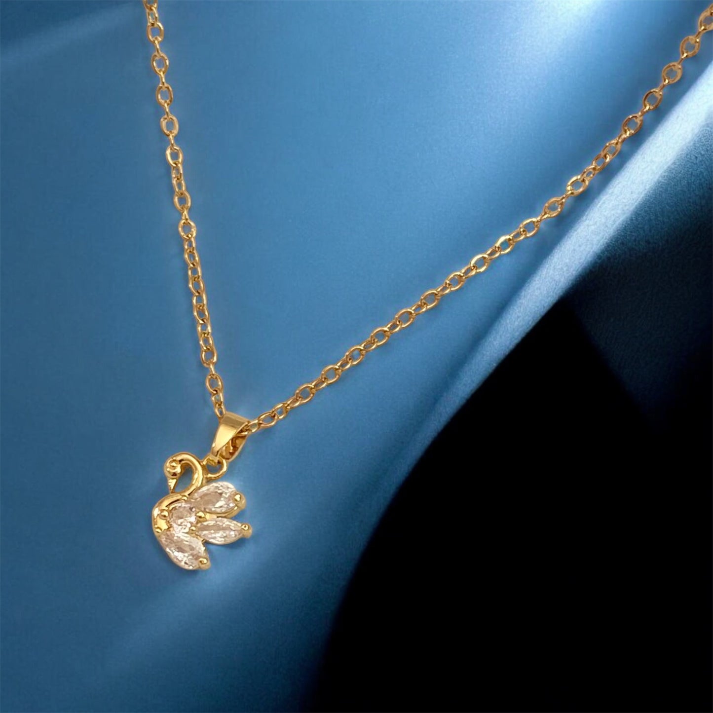 Cute Swan Necklace with Zircon